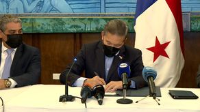 El presidente de la República, Laurentino Cortizo, durante la firma de la reglamentación de la Ley 1 de 2001 de medicamentos.