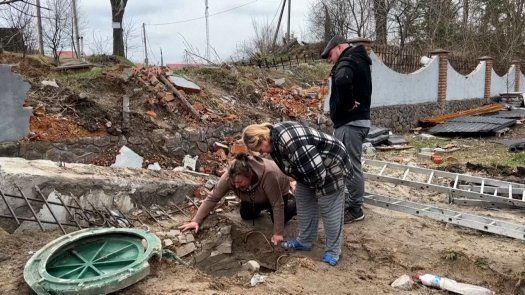 Una mujer llora a su hijo de 23 años, hallado en una fosa cerca de Kiev
