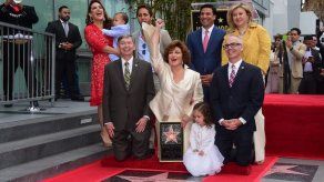 Angélica María devela su estrella en el Paseo de la Fama