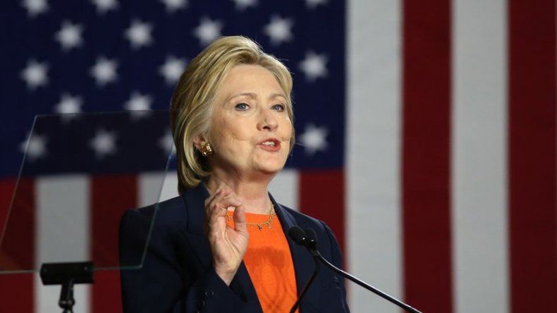 Clinton dice que elegir a Trump sería un error histórico