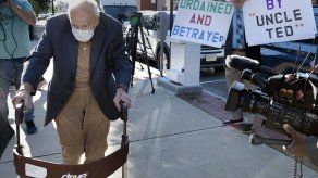 McCarrick, de 91 años, llevaba mascarilla y entró a la sala del tribunal distrital de Dedham, un suburbio de Boston.