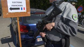 Un coche sospechoso obliga a cerrar dos colegios electorales en Francia