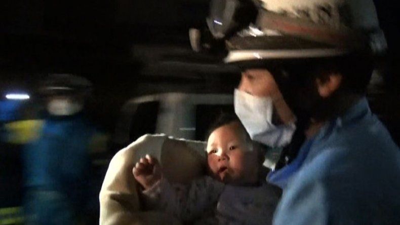Rescatan a un bebé en Japón entre los escombros de una casa derrumbada por el terremoto