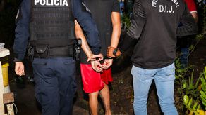 Momento en que una persona, supuestamente vinculada a homicidio en Panamá Oeste, es aprehendida mediante el operativo Rojo. Momento en que una persona, supuestamente vinculada a homicidio en Panamá Oeste, es aprehendida mediante el operativo Rojo.