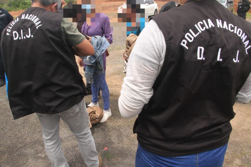 Las presuntas víctimas estaban siendo trasladadas dentro del cabezal de un contenedor refrigerado.