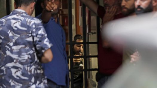 El hombre tomó a seis o siete empleados como rehenes.