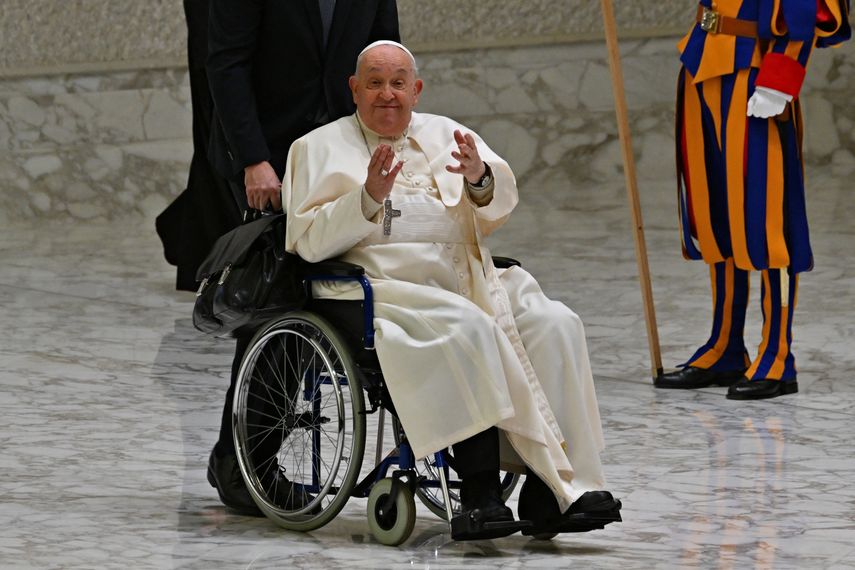 El papa llega al Vaticano tras cinco semanas hospitalizado por neumonía