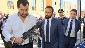 Salvini se burla de la polémica creada por su foto con metralleta en la mano