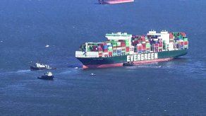 Reflotan buque portacontenedores varado durante un mes frente a costa este de EE. UU.