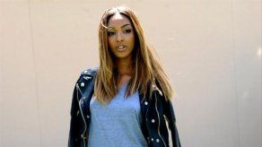 Jourdan Dunn se peina la melena con un cepillo de dientes