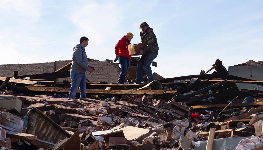 La gente observa los daños causados por un tornado en Mayfield