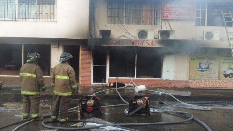 Bomberos controlan incendio en local en la Zona Libre de Colón