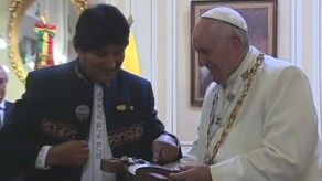 Morales regala crucifijo comunista al Papa Francisco Morales regala crucifijo comunista al Papa Francisco