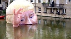 Cabeza inflable de Trump flota en un río francés