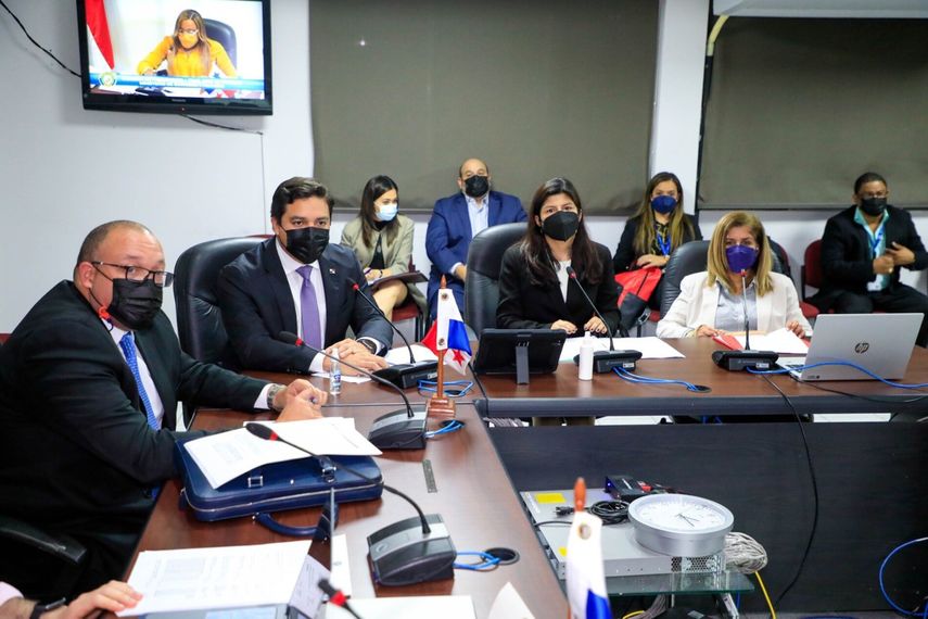 Aprueban traslados de partidas y crédito adicional al MEF
