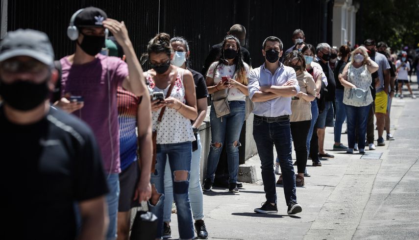 Personas hacen cola para hacerse la prueba de Covid-19 en un centro de pruebas del gobierno en Buenos Aires.
