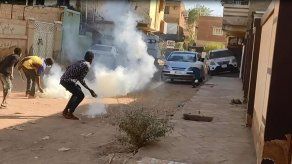 Más lanzamientos de gases lacrimógenos en Sudán tras día más mortífero de protestas