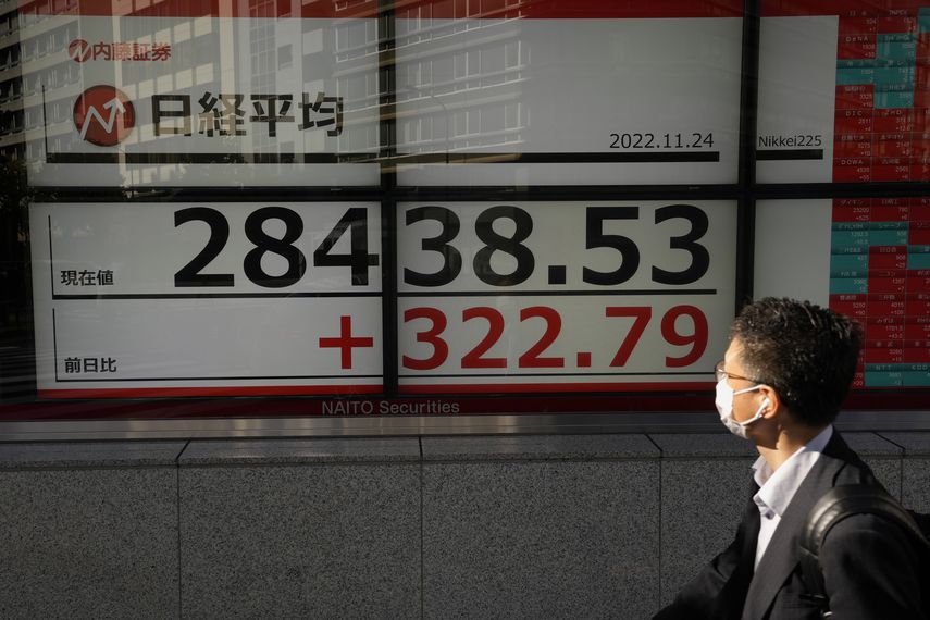 Las acciones cerraron mayormente al alza en Wall Street luego que las actas de la reunión más reciente sobre política de la Reserva Federal mostraron que los funcionarios del banco central acordaron que aumentos menores de tasas probablemente serán apropiados “pronto”.