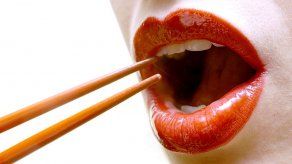 Aprende a comer con palillos chinos