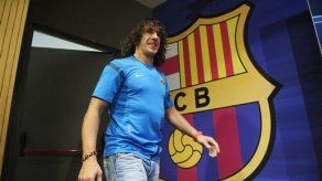 Puyol anuncia que salió bien de operación de rodilla