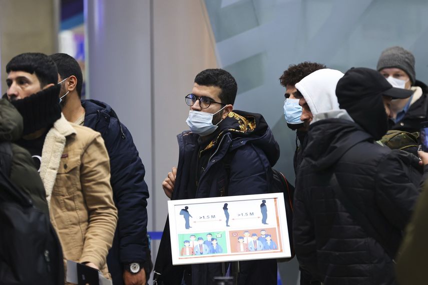 La oferta de cobijo llegó después de un incidente en la frontera en el que migrantes arrojaron piedras a las fuerzas polacas enviadas a su lado de la alambrada de cuchillas.