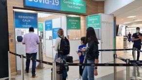 Refuerzan estrategia para aplicar pruebas de COVID-19 molecular a viajeros de Suramérica.