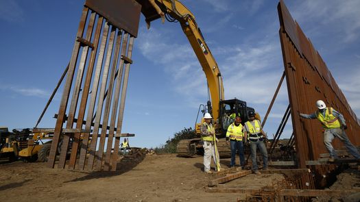 El juez McFadden desestimó los cargos que decían que el manual de instrucciones del Departamento de Seguridad Nacional viola la ley ambiental y que el gobierno de Biden debería haber preparado un análisis ambiental “programático” de sus acciones sobre inmigración.
