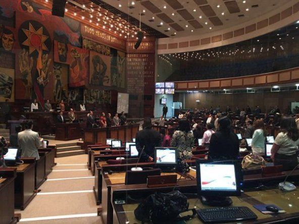 Parlamento de Ecuador aprueba ley de impuestos a cigarrillos y bebidas