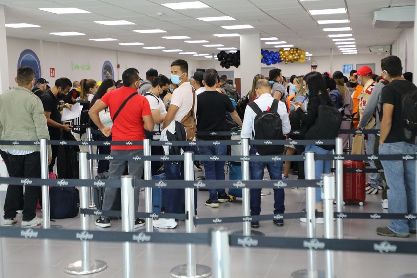 Pasajeros realizando sus revisiones en Migración del Aeropuerto de Tocumen