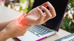 Usar mucho la computadora podría causar dolor en las manos y muñeca