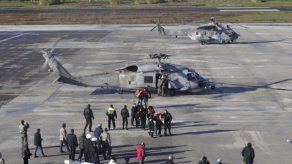 Avión del ejército griego llega para trasladar a pasajeros de ferry incendiado