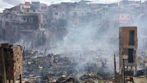 Incendio devora un barrio pobre de Manaos