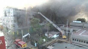 Cuatro desaparecidos y ocho heridos por voraz incendio en Lima