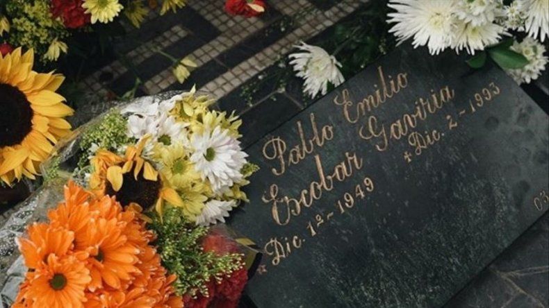Rapero Wiz Khalifa coloca flores en tumba de Pablo Escobar