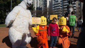 Greenpeace instala ladrillo gigante en Buenos Aires para salvar el Ártico