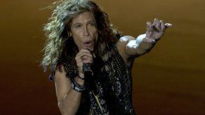 Líder de Aerosmith rescató cuadro de contenedor de basura en Montevideo