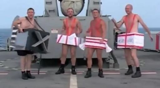 Vídeo navideño de tripulación de buque de guerra causa sensación