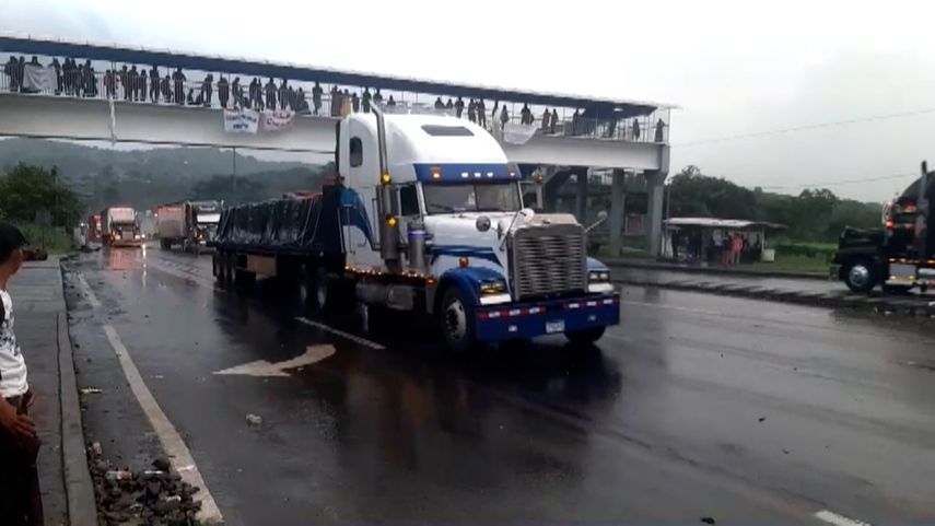 Vehículos transitando en los puntos que estaban bloqueados en la vía Panamericana.