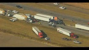 Choca un centenar de autos en Texas