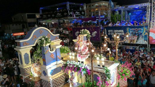 Desfile nocturno del Martes de Carnaval en Las Tablas
