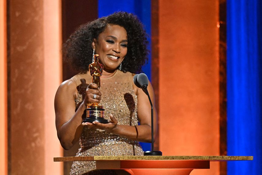 Angela Basset recibe Oscar honorífico en gala de Hollywood