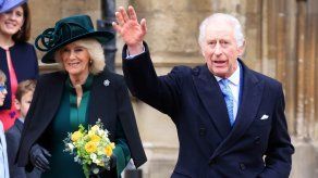 El Rey Carlos III asiste a la tradicional misa del Domingo de Pascua junto a la reina Camila