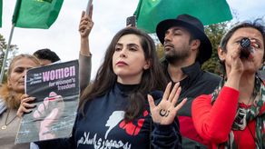 Las protestas en Irán se propagan pese a los cortes de las redes sociales más populares y están encabezadas por mujeres jóvenes.