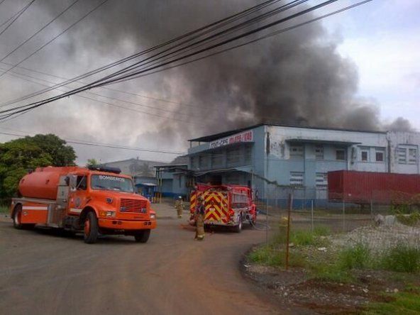 Incendio en una bodega en Colón, varias personas afectadas por humo