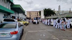 Momentos en los que los bomberos y las ambulancias del SUME y la Caja del Seguro Social atendían el incidente.