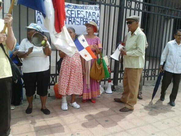 Jubilados continúan protestas, exigen aumento de pensión