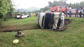 Varios heridos en vuelco de bus coaster en Loma Campana