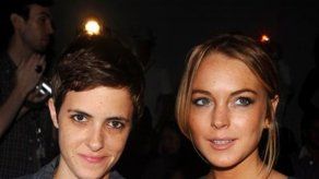 Lohan dice sigue romance con Ronson