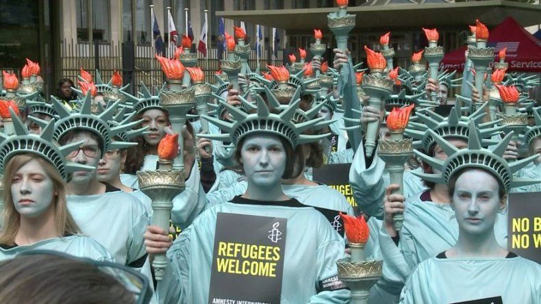 Activistas marchan contra Trump en Londres vestidos de estatua de la Libertad