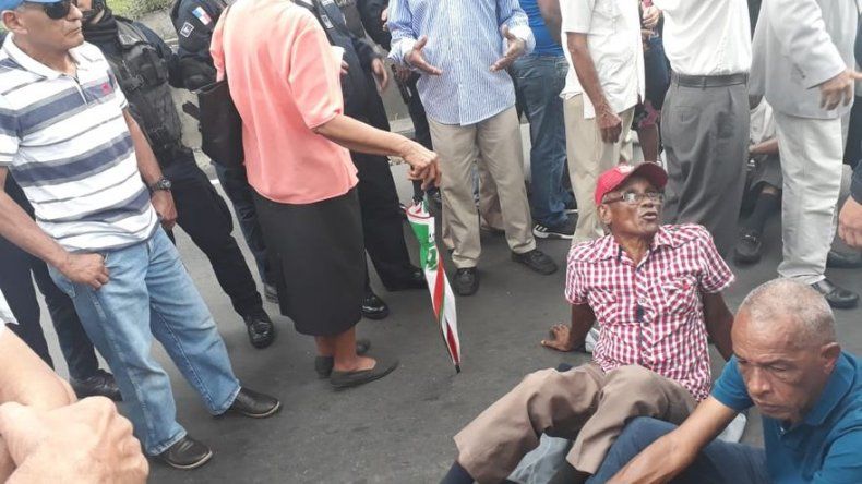 Jubilados cierran avenida de los Mártires exigiendo aumento